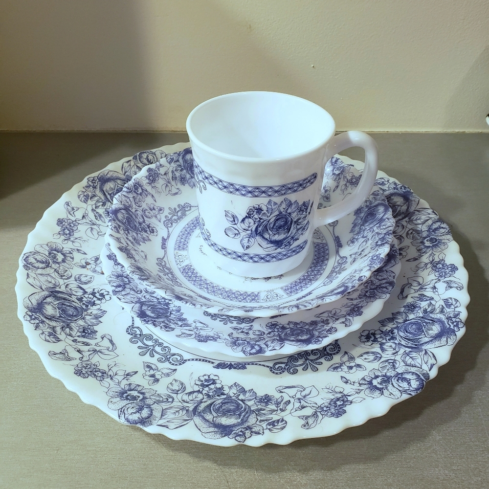 4 Piece Arcopal Honorine Floral Blue Scalloped Edge Set
